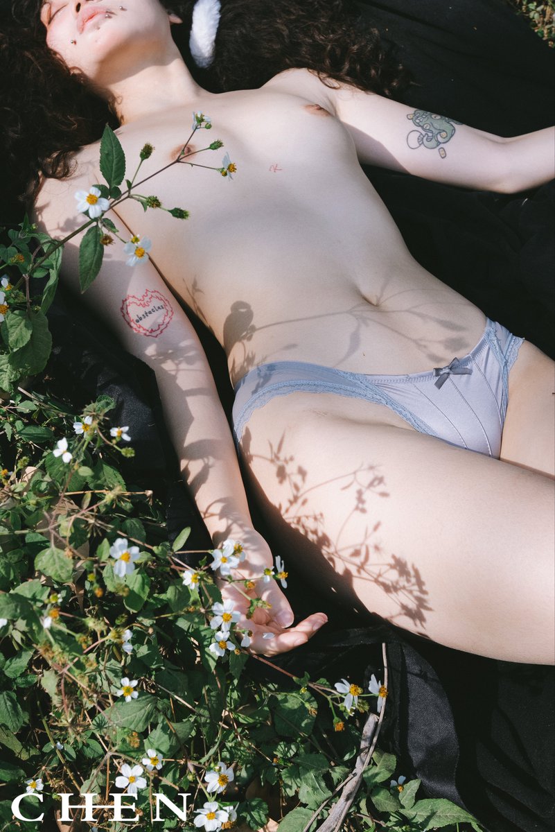 太阳纹身的女孩 Sun-Tattooed Girl
Mol：@DOGI_dogidogi 
@Fengsiyuan @XXman61101766  @tbzt2024 @Daguidiyi @007share https://t.co/3AtUdVK6Hx