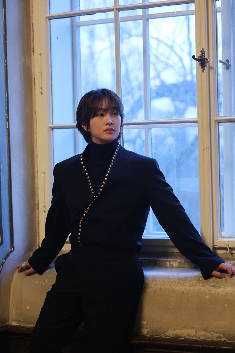 noisemusicstan's tweet image. this is really just completely insane…who just LOOKS like this