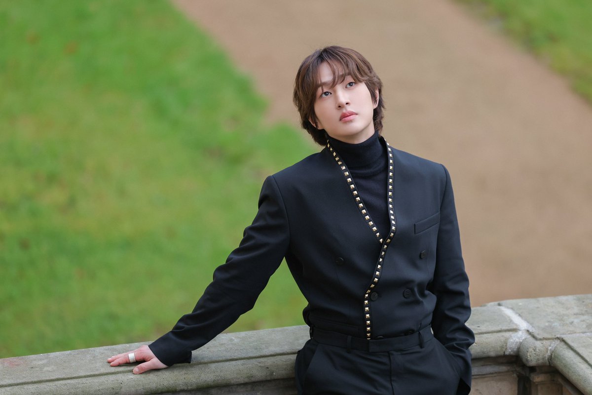 noisemusicstan's tweet image. this is really just completely insane…who just LOOKS like this