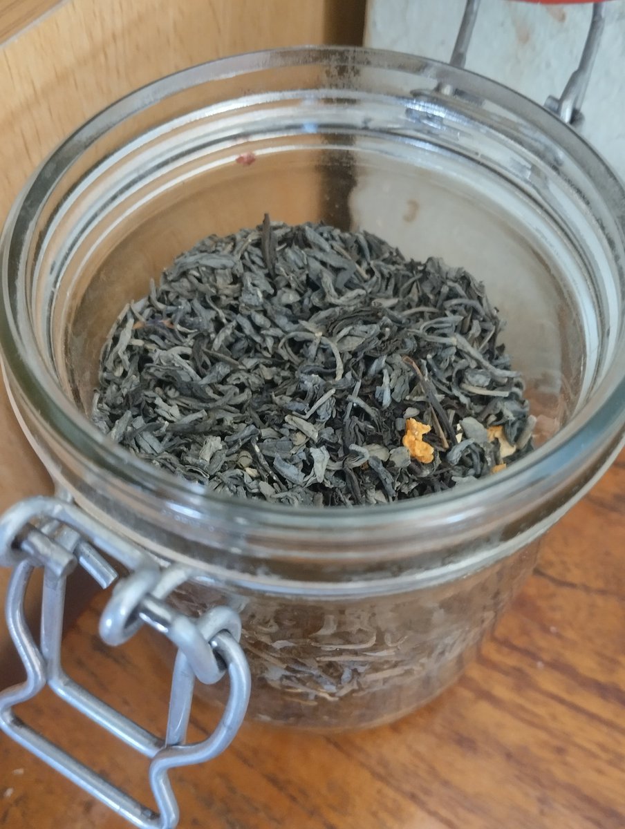 宿のアルメニア人女子が「アルメニア産の緑茶買ったゆ！！」と言うので「はん！こんな寒冷高地国の茶とか！」と思いつつ飲んでみたら！！まじもんの緑茶！！日本の味！！しかもアルメニア人、欧州民のように緑茶に砂糖入れたりせず渋いまま飲むとな！！そうここは静岡！！アララト山は富士山！！(幻覚)