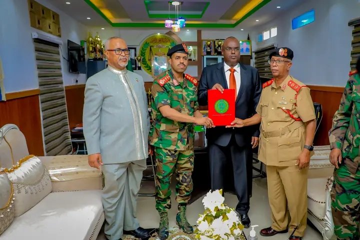 SomalilandMod's tweet image. Wasiirka Wasaaradda Gashaandhigg JSL mudane Maxamed  Yuusuf  Cali  ayaa Xilkii ukala wareejiyey Taliyihii hore ee Ciidanka qaranka  Sareeye Gaas  Nuux Ismaciil Taani  Taliyaha Cusub Sareeye Guuto Nimcaan Yuusuf Cismaan