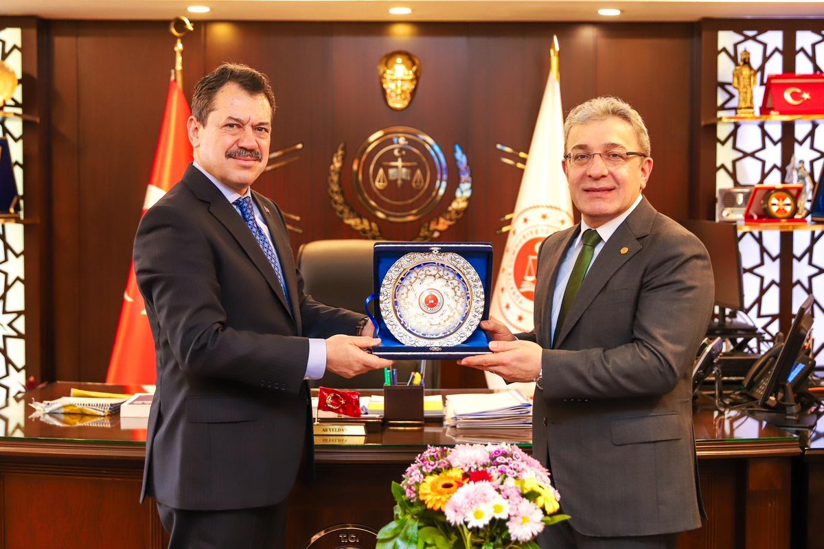 🤝 Rektörümüz Prof. Dr. Bayram Yılmaz, İzmir Cumhuriyet Başsavcısı Ali Yeldan'ı makamında ziyaret etti. Köklü geçmişi ve birbirinden kıymetli mezunları ile Türk hukuk sisteminde iz bırakan #DEÜ Hukuk Fakültemizin güncel faaliyetlerinin de görüşüldüğü ziyaret sonrası Rektörümüz,