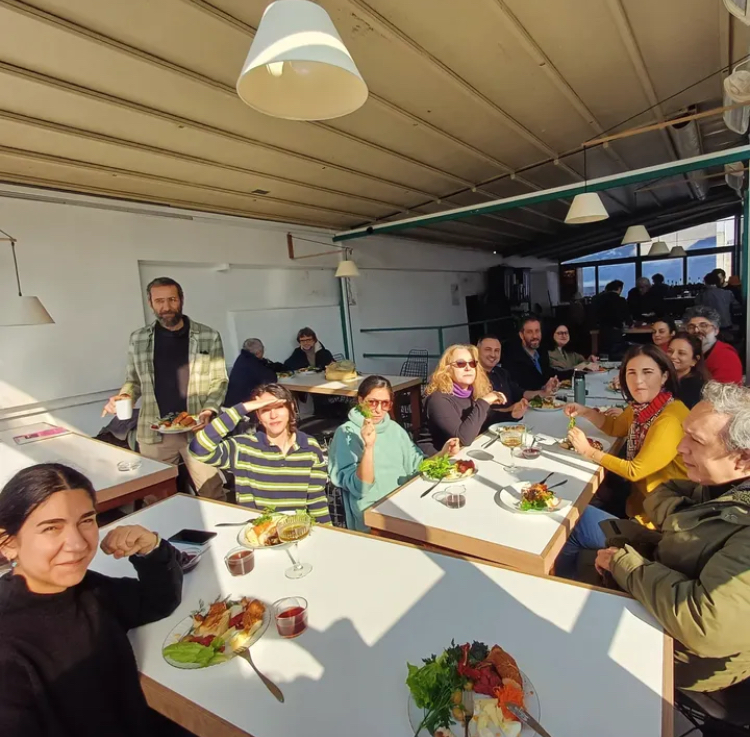 Biz kahvaltı buluşmalarını pek sevdik. Bundan sonra her ayın son pazar günü birlikteyiz. Soframız imece, dertlerimiz ortak, muhabbetimiz bir, soframız temiz. Dost mekanımız Parma'ya ev sahipliği için teşekkür ederiz. Beyoğlu Gıda bugün 17.00-20.00 saatleri arasında açık.🌱🌱
