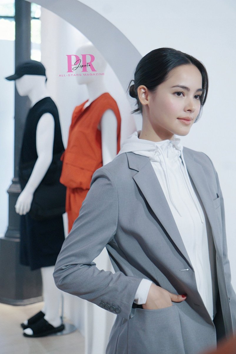 prjipata's tweet photo. ยูนิโคล่ ชวน "ญาญ่า - มาริโอ้" ค้นหาสไตล์คลาสสิกผสานความโมเดิร์น สู่มาตรฐานใหม่ในการแต่งตัว ภายใต้คอนเซ็ปต์ Modern Neo Classic' ผ่านเนื้อผ้าแฝงนวัตกรรมและดีไซน์
#UniqloThailand #MyLifeWear
#SimpleMadeBetter #SpringSummer2025
#Urassayas #MarioMaurer #mario_m38 https://t.co/0HOkEnTAmH