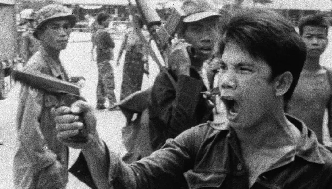 PedroMihovilce1's tweet photo. Importante: Lean, argentinos, para entender lo que pasó en nuestro país y lo que pensabámos algunos jóvenes que observábamos lo que sucedía en el mundo (no todos éramos ignorantes e idealistas).

El Marxismo en Argentina: 
En Argentina, el marxismo tomó formas diversas durante el siglo XX, especialmente a través de grupos guerrilleros como Montoneros y el Ejército Revolucionario del Pueblo (ERP):

Montoneros: 
Con una ideología de peronismo revolucionario que incorporaba elementos marxistas, buscaban una revolución socialista mediante la lucha armada y la movilización popular.

ERP:
Adoptaba una línea más ortodoxa del marxismo-leninismo, promoviendo una insurrección armada para derrocar al gobierno y establecer una dictadura del proletariado.

Ambos grupos operaron en la década de 1970, lo que derivó en un desastre que sumergió a los ciudadanos en un infierno de terrorismo artero y cobarde:

Secuestros por dinero, asesinatos de civiles como actos de iniciación en sus carreras revolucionarias, todo movilizado por una ventaja económica como objetivo principal y hacerse del poder público como objetivo secundario. Justificado bajo la mentira de la supuesta lucha por la justicia social, contra la desigualdad y por la liberación nacional.

Los jóvenes que NO éramos “ignorantes e idealistas” éramos conscientes de lo que se avecinaba y "algunos" hicimos lo necesario para evitarlo.

Los terroristas subversivos establecieron su base en la provincia de Tucumán, lo que dio origen al Operativo Independencia, donde se derrotó este intento de convertir una provincia argentina en un "estado independiente" fogoneado y financiado entre otros por el PCC (Partido comunista chino) y organizaciones terroristas como la OLP (Organización para la Liberación de Palestina).

Frente a este panorama, los jóvenes NO idealistas, sabíamos de las andanzas POL POT del otro lado del mundo (uno de los personajes fuente de inspiración de nuestros zurdos locales).

Para los que no conocen, te cuento quien era Pol Pot:

Su nombre era Saloth Sar, nacido el 19 de mayo de 1925 en Camboya, de una familia de terratenientes, (igualito que la mayoría de los dirigentes de nuestros terroristas locales). Por supuesto y como corresponde a un buen zurdo, estudió en Francia donde se unió al comunismo, influenciado por Marx, Engels, Stalin y Mao. Regresó a Camboya en 1953, tras ser expulsado de Francia por actividades subversivas.

En su enferma formación ideológica, se centró en crear una sociedad agraria comunista, desprovista de cualquier influencia capitalista.

Con dinero de la fortuna familiar, fundó el Partido Comunista de Kampuchea, conocido como los Jemeres Rojos, en 1962, tomando liderazgo al año siguiente.

En el Régimen de Pol Pot (1975-1979), se estima que entre 1.5 y 3 millones de personas murieron debido a ejecuciones masivas, trabajos forzados, malnutrición y enfermedades en los "campos de la muerte".

Esto incluyó la eliminación de intelectuales y opositores al nuevo orden agrario comunista.

El reclutamiento de los Jemeres Rojos, apuntaba mayormente a jóvenes campesinos sin educación formal, reclutados por propaganda, coerción o fuerza, pasando por un intenso adoctrinamiento ideológico (cualquier semejanza con tradicionales y nuevos partidos políticos de Argentina, corre por tu cuenta).

El apoyo Internacional a Pol Pot era de:

China: Principal aliado, proporcionando armas y asesoramiento.

Estados Unidos: Apoyo indirecto durante la Guerra Fría para contrarrestar la influencia vietnamita.

Reino Unido: Apoyo en foros internacionales como la ONU.

Tailandia: Permitió refugios y bases para los Jemeres Rojos.

Otras naciones como Corea del Norte ofrecieron apoyo limitado.

Fin del Régimen: En 1979, Vietnam invadió Camboya, derrocando a los Jemeres Rojos. Pol Pot murió en 1998 sin ser juzgado. Y como todo homenaje a su actividad política destacada, murió quemado por sus pares en medio de la jungla camboyana.

Camboya hoy: Ha avanzado hacia una monarquía constitucional, enfrentando desafíos pero con notable crecimiento económico. El legado de Pol Pot persiste en la memoria y en la lucha por justicia.
En resumen, la vida de Pol Pot y su régimen son un oscuro capítulo del siglo XX, marcado por una catástrofe humanitaria y las tensiones de la Guerra Fría.

Así que como decía el entrañable Tato Bores, mis queridos chichipios: cuando le cuenten sobre los años 70, contale al tarado que tengas al frente lo que acabas de leer.

Buenos días y Saludos!
El Tío Pedro.-