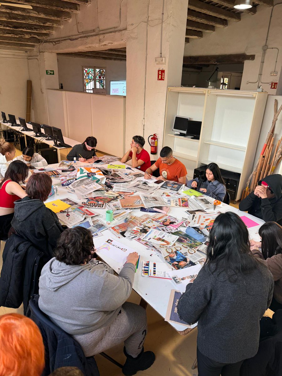 consorciedubcn's tweet photo. 🚀Aquest curs el programa Enginy s'ha iniciat a  8 centres de formació de persones adultes!
🧑‍🎓Els 160 alumnes participants coneixeran professions de 10 àmbits diferents i faran un tastet de les més afins als seus interessos a través de tallers pràctics.

ℹ️https://t.co/uVlh51gzha https://t.co/mOufplJ1CL