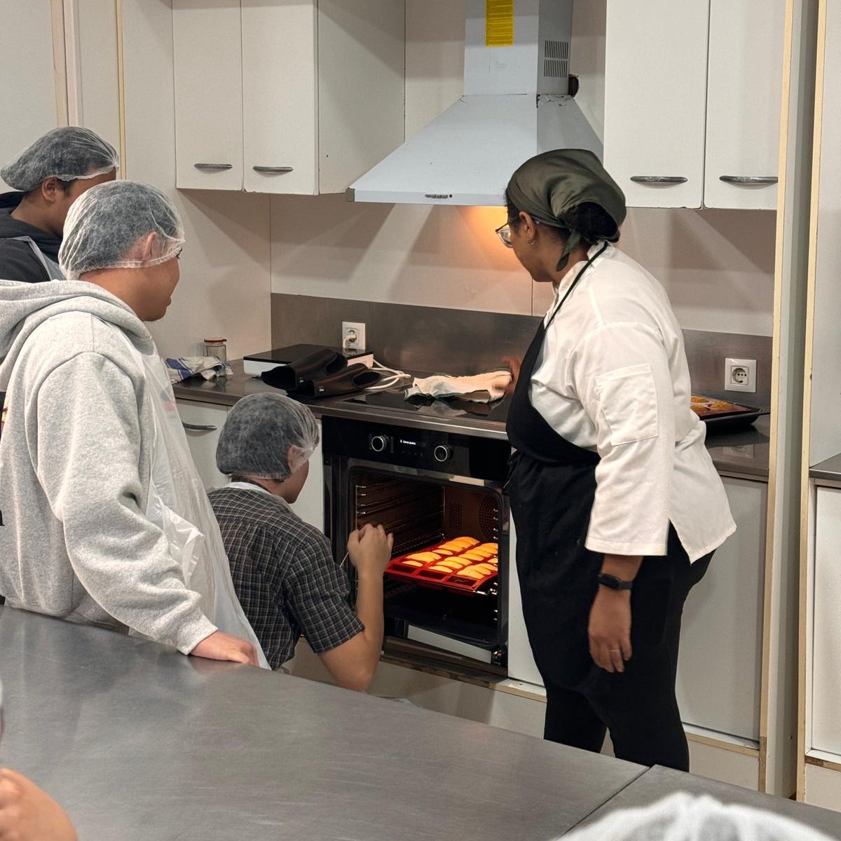 🚀Aquest curs el programa Enginy s'ha iniciat a  8 centres de formació de persones adultes!
🧑‍🎓Els 160 alumnes participants coneixeran professions de 10 àmbits diferents i faran un tastet de les més afins als seus interessos a través de tallers pràctics.

ℹ️edubcn.cat/ca/noticies/de…