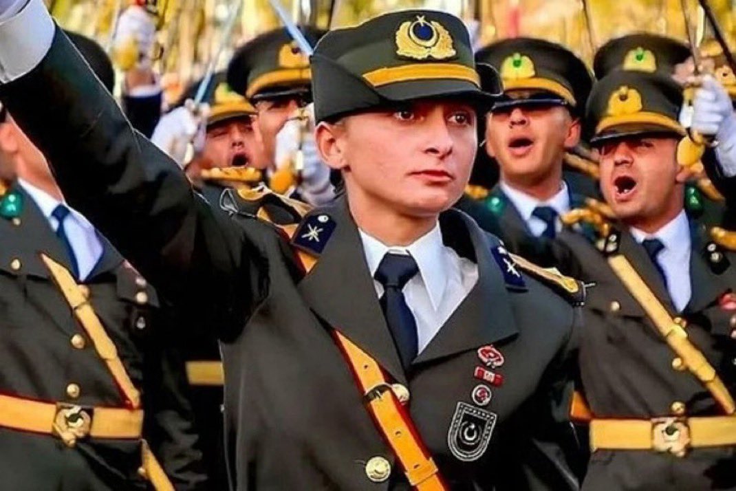 __pearII's tweet photo. Teğmen Ebru Eroğlu, savunmasına ‘Mustafa Kemal’in askeriyim’ diye başladı. 
Şu sözlerle bitirdi; 
‘Omzumdaki rütbeyi alabilirsiniz, ama göğsümdeki Harp Okulu brövesini alamazsınız.’

Bir adım geri atmayarak ihraç edilmeyi göze alan Teğmen Ebru Eroğlu'nu destekleyen kaç kişiyiz? https://t.co/tSCYzTSSzd