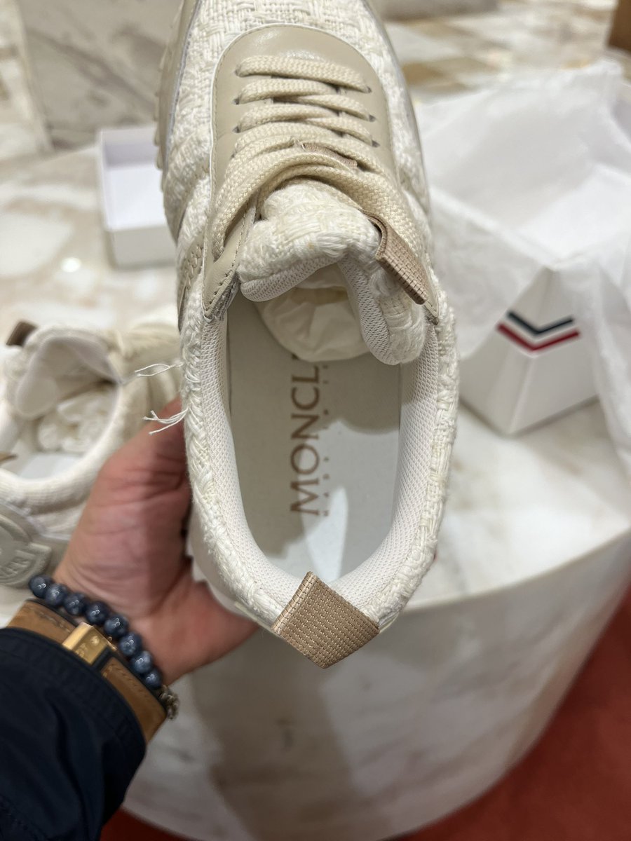 Ayakkabıyı yalnızca  3 kez kullandım ve ikiside aynı yerden ip ip dağıldı. iki kez incelemeye verdim, hor kullanım sebepli red geldi. Alelade bi yerden alışveriş yapmıyorum, çalıştığınız kurumu ciddiyetle temsil edin artık yada biz Beymen’i fazlamı dikkate aldık <a href="/Beymen/">Beymen Group</a> <a href="/Moncler/">Moncler</a>
