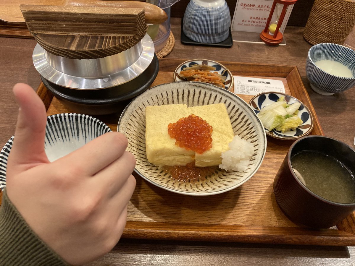 こんばんは！
デザイン担当のkaoです！
今日の晩御飯はいくら卵焼き定食でした！

鶏は地面を掘り餌を探したいという本能があるため、動物福祉的な観点から現在日本で広く行われている狭いケージの中で飼うスタイルはしばしば問題視されています。
#SDGs
#夕飯