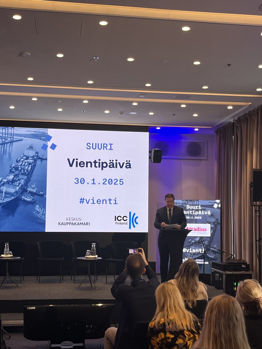 Suuri Vientipäivä 2025 -tilaisuuden avauspuheenvuoroa pitämässä Suomen kehitysyhteistyö- ja ulkomaankauppaministeri ⁦<a href="/VilleTavio/">Ville Tavio</a>⁩ ⁦<a href="/Ulkoministerio/">MFA Finland 🇫🇮</a>⁩ ⁦<a href="/K3FIN/">Keskuskauppakamari</a>⁩ #suurivientipaiva #export #vienti