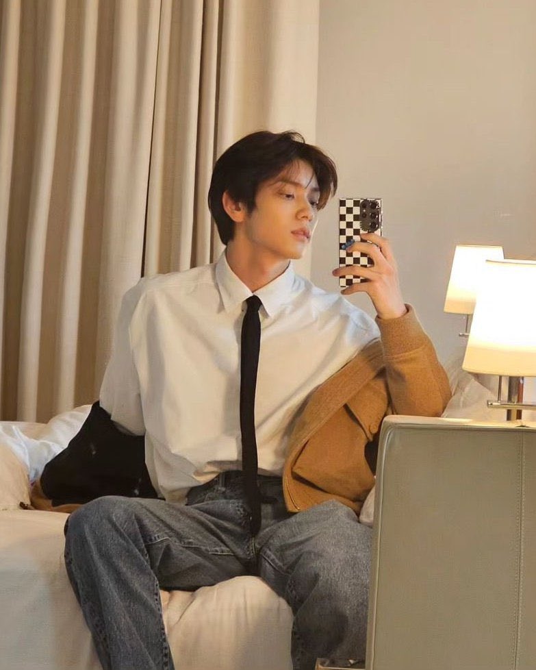 can we talk about how insane Soobin’s mirror selca game is