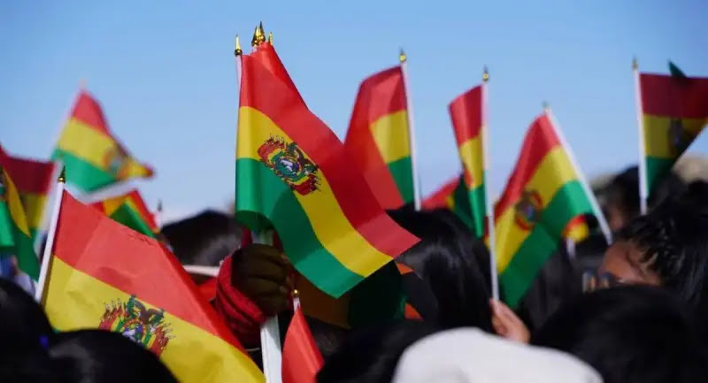 Bolivia la republica con una sola bandera y un pueblo unido, el mas nunca mas
