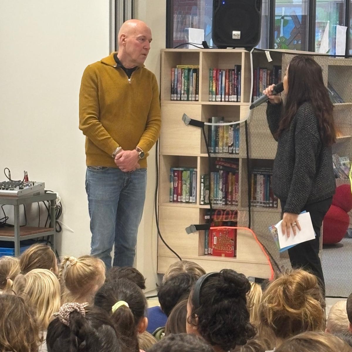 Kinderboekenschrijver <a href="/FredDiksTweet/">FredDiksTweet</a> opende de vernieuwde schoolbieb van de IKC Borgman Oosterpoort tijdens de <a href="/Voorleesdagen/">Voorleesdagen</a>! 📚✨

De groepen 4, 5 en 6 kregen leuke workshops én Fred zong liedjes om iedereen in beweging te krijgen. 🎶💃🕺

Met dank aan <a href="/forum_groningen/">Forum Groningen</a>! 🙌