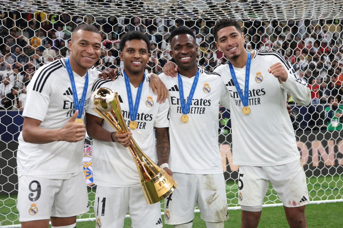 ActuFoot_'s tweet photo. 🚨 Le Real Madrid est la 𝗽𝗿𝗲𝗺𝗶𝗲̀𝗿𝗲 𝗲́𝗾𝘂𝗶𝗽𝗲 𝗱’𝗘𝘂𝗿𝗼𝗽𝗲 𝗮̀ 𝗰𝗼𝗺𝗽𝘁𝗲𝗿 𝟰 𝗷𝗼𝘂𝗲𝘂𝗿𝘀 𝗮𝘃𝗲𝗰 𝟭𝟬 𝗯𝘂𝘁𝘀 𝗼𝘂 𝗽𝗹𝘂𝘀 𝗶𝗻𝘀𝗰𝗿𝗶𝘁𝘀 cette saison :

🥇 Kylian Mbappé - 22 buts
🥈 Vinicius Jr - 17 buts
🥉 Rodrygo - 13 buts

4️⃣ Jude Bellingham - 10 buts