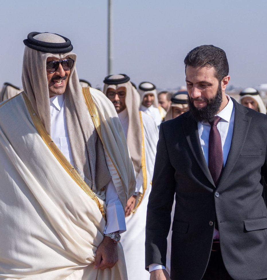 الرئيس السوري #أحمد_الشرع الشرع يستقبل أمير دولة #قطر الشيخ #تميم_بن_حمد_آل_ثاني في مطار دمشق الدولي، و يكون أول رئيس يصل الى #دمشق بعد سقوط النظام البائد . #سوريا_الان #سوريا_حرة