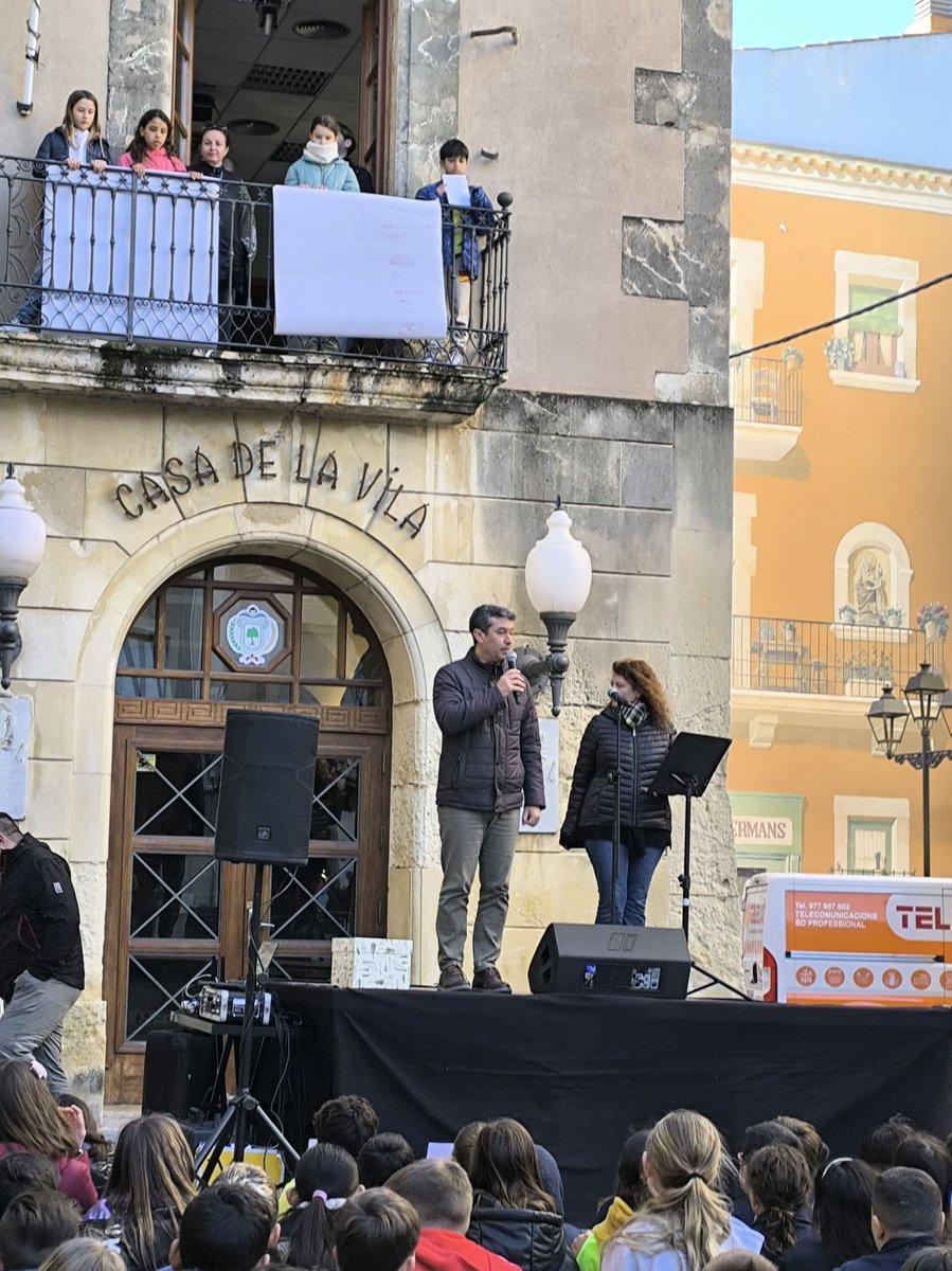 Ens hem trobat a la plaça Vella per parlar de Malala Yousafzai, Apel·les Fenosa, Wangari Maathai, Rigoberta Menchú, Teresa de Calcuta, Nelson Mandela, Pau Casals i Mahatma Gandhi, i compartir els missatges de pau.