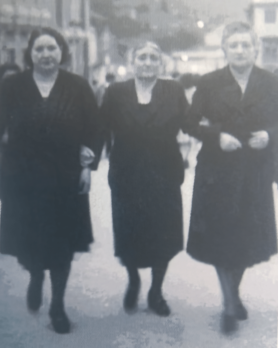 En 1941, tres hermanas gallegas entablaron conversación con un judío que llevaba horas en un banco de la estación de tren de Ribadavia.

Tras escuchar su historia, decidieron organizar una red clandestina para ayudar a los judíos que huían de los nazis.

Tira del hilo 🧵👇🏽👇🏽👇🏽
