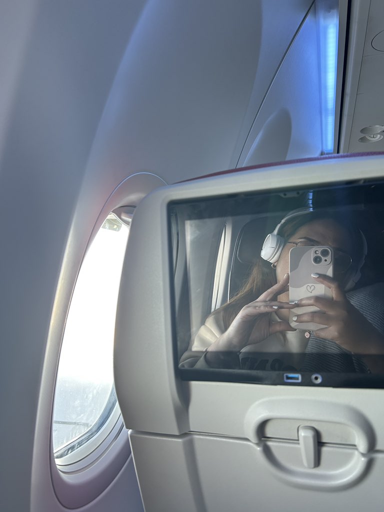 jongjongjongie's tweet photo. DXB to Kuala Lumpur for 2ne1. Cant wait. #2ne1inKualaLumpur 🥹✈️ https://t.co/xuGcF156xY