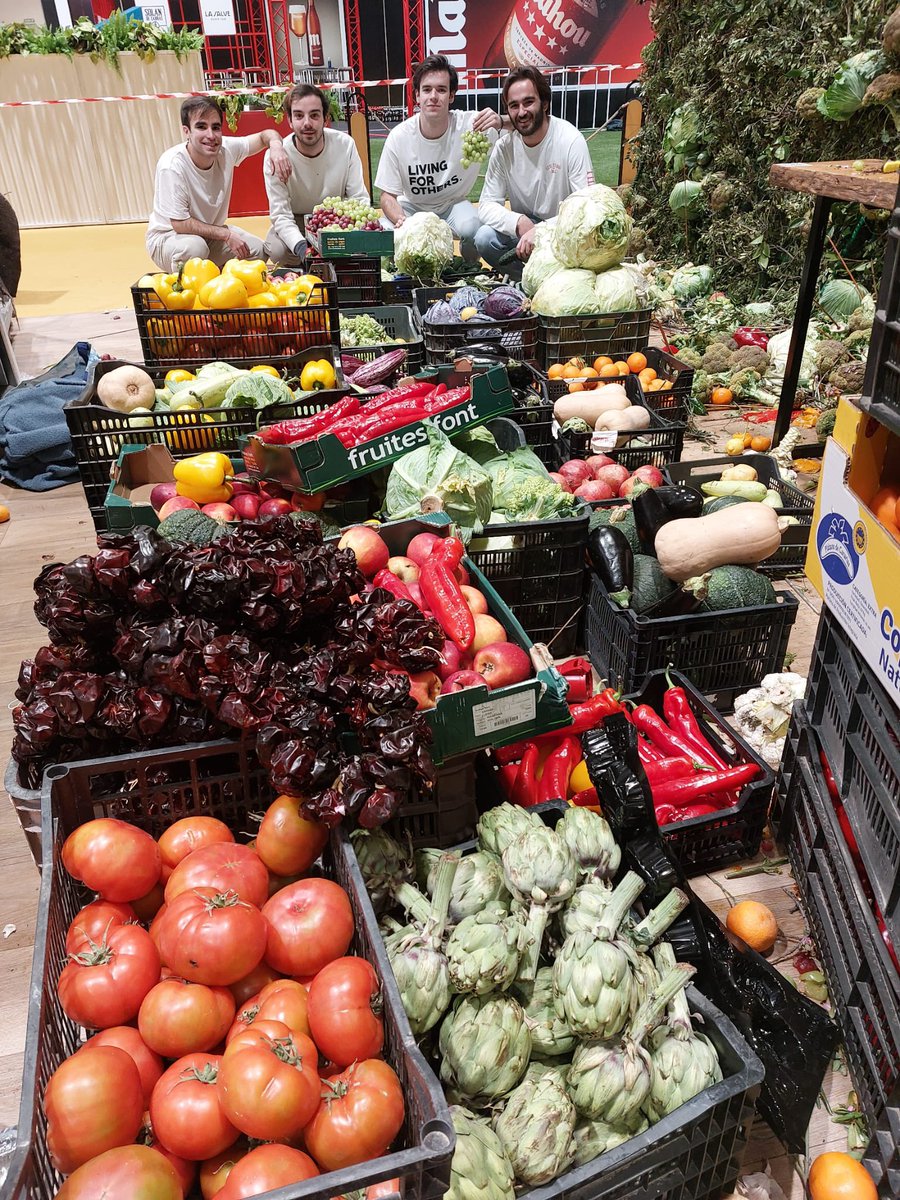 1001 Sabores Región de Murcia (@1001saboresrm) on Twitter photo Llega la hora de desmontar este maravilloso escenario...
Y, como manda la buena cocina de aprovechamiento, ¡aquí no se tira nada!
Gracias al equipo de <a href="/cooperacion/">Cooperación Internacional - IYC</a> por llevar nuestra huerta 🥒🥬🥕a nuevos hogares 🫶🏽
#1001SaboresRM Llega la hora de desmontar este maravilloso escenario...
Y, como manda la buena cocina de aprovechamiento, ¡aquí no se tira nada!
Gracias al equipo de <a href="/cooperacion/">Cooperación Internacional - IYC</a> por llevar nuestra huerta 🥒🥬🥕a nuevos hogares 🫶🏽
#1001SaboresRM