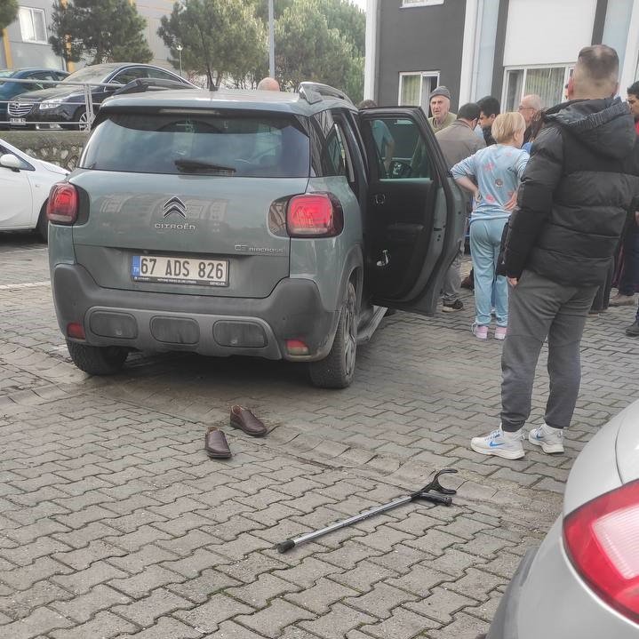 Zonguldak'ta kadın sürücü, park etmeye çalışırken kocasını ezdi.

Ağır yaralanan adamın hastanedeki tedavisi sürüyor.