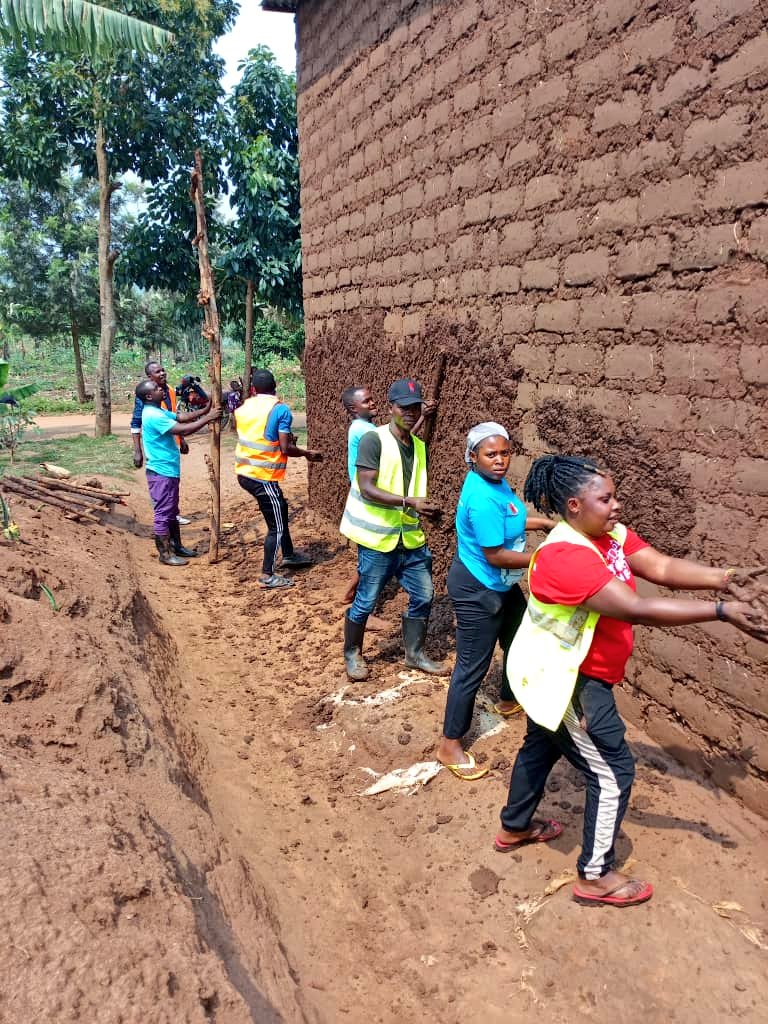 Banamwanaorg's tweet image. Urubyiruko rwa @RwandaYouthVol1 bo mu murenge wa #katabagemu, @NyagatareDistr bakoze igikorwa cyo Gukurungira #Inzu y'umuturage utishoboye, n' inzu yubatswe n' abaturage. uwubakiwe atuye  mu mudugudu wa #Gashenyi, Akagari ka #Katabagemu.

@PudenceR @KubanaRichard @PatriceMugenzi