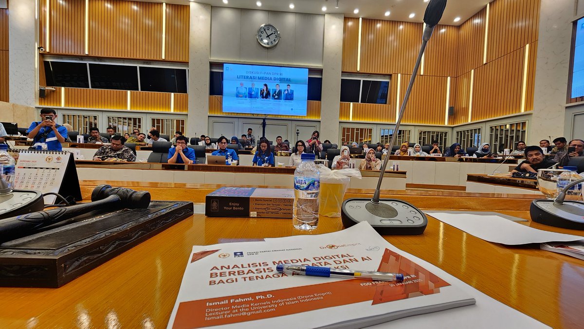 Tadi bareng Mbak <a href="/TsamaraDKI/">Tsamara Amany</a> dan Uya Kuya ngisi FGD Penguatan Literasi Media Digital untuk Tenaga Ahli PAN DPR RI <a href="/Official_PAN/">DPP PAN</a>. 

FGD dipimpin oleh ketua Fraksi PAN Mbak Putri Zulkifli Hasan dan Sekretaris Fraksi Mas Ahmad Najib Qodratullah. 

Karena era AI, saya singgung juga