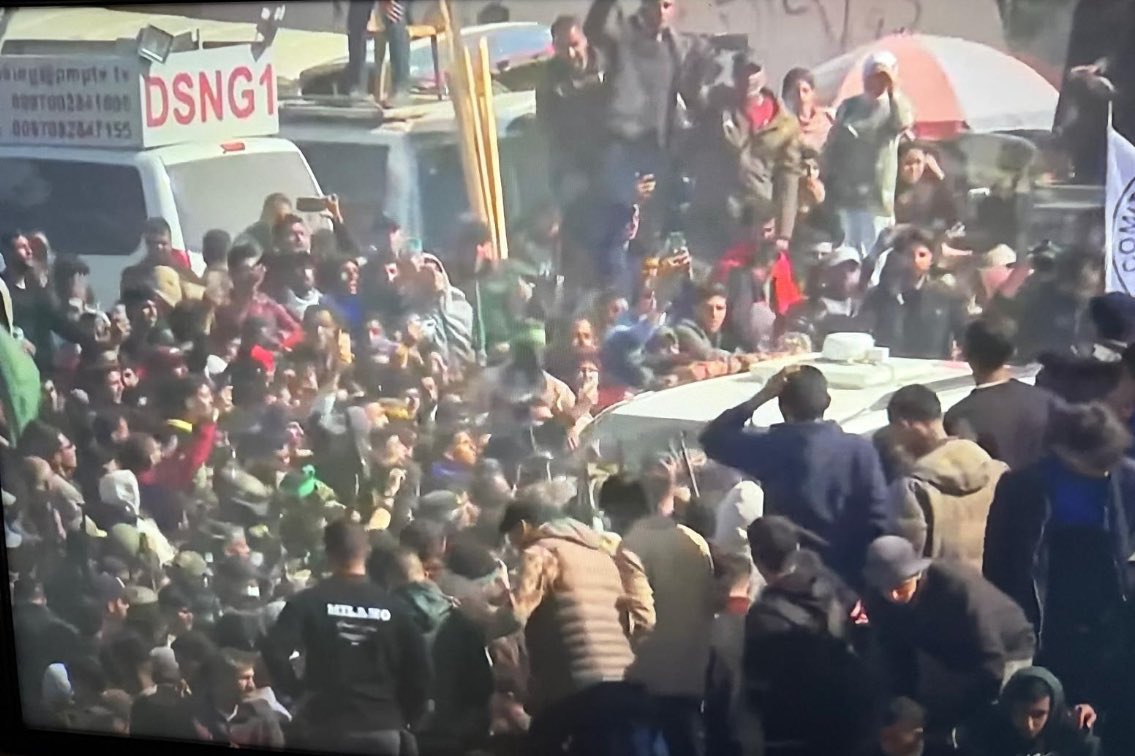gordameir's tweet photo. Caos total en la liberación de rehenes. Una multitud enardecida de gazatíes abalanzándose contra los vehículos que transportaban a los rehenes. Se demoró como una hora su transpaso a la Cruz Roja por la turba que les gritaba, filmaba y buscaba agredirlos. Imágenes surrealistas. Hablamos de una mujer, un hombre de 80 años y 5 trabajadores agrarios tailandeses. Los propios terroristas de Hamás y la Jihad Islámica desbordados por el circo que ellos mismos armaron. Demencial. Son bárbaros.