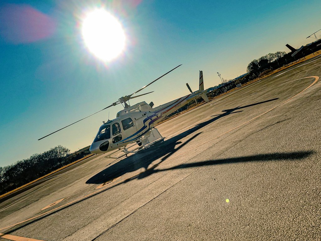 本日の朝日が登るつくばヘリポート🚁 #JA555P #AW109SP #JA350Y #AS350B2