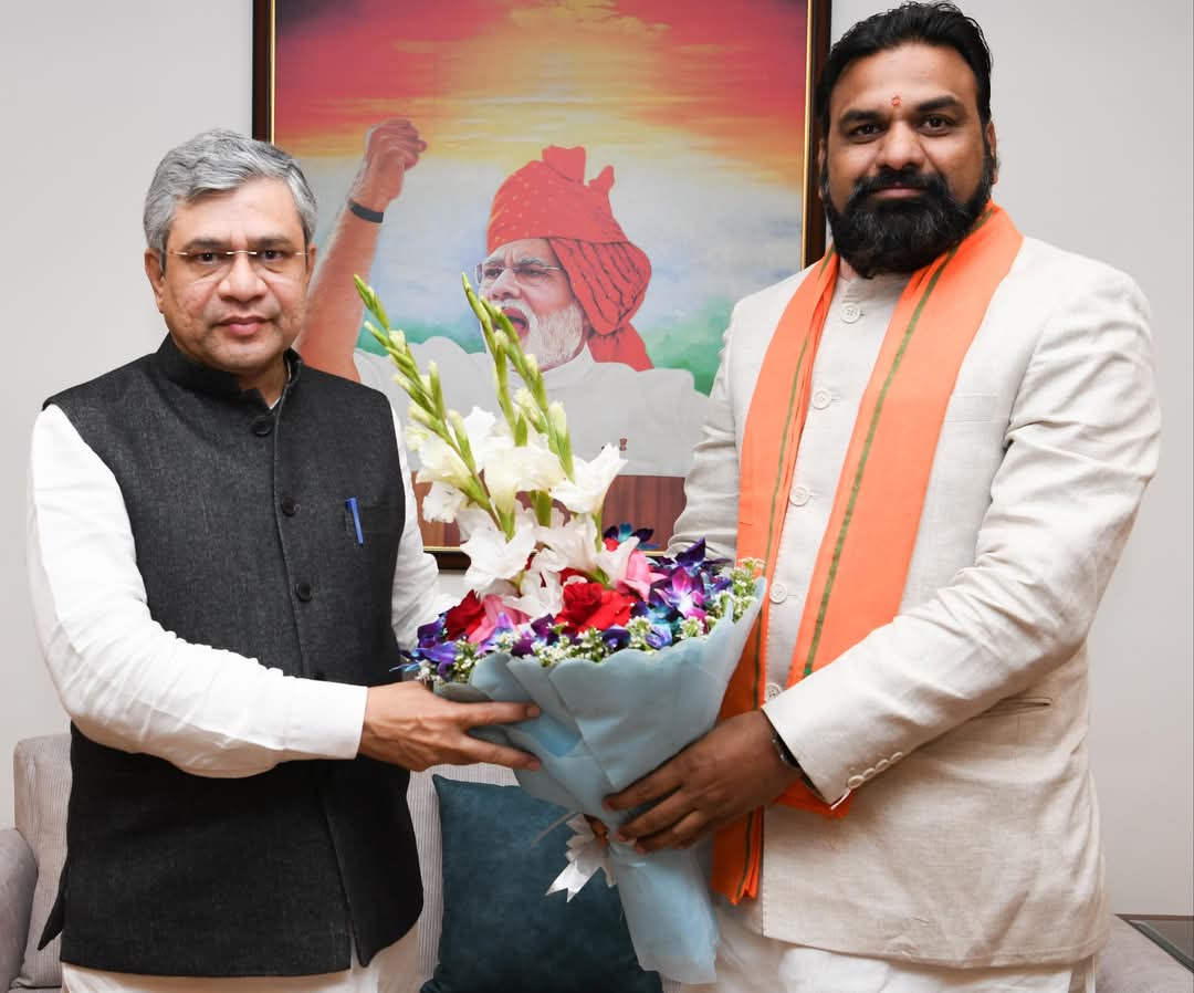 Teamsamrat4bjp's tweet photo. आज दिल्ली में माननीय केंद्रीय रेल मंत्री श्री @AshwiniVaishnaw जी से औपचारिक मुलाकात हुई।

उनसे बिहटा-औरंगाबाद के रेललाइन को शीघ्र आरंभ करने तथा सुल्तानगंज-देवघर रेलवे लाइन की स्वीकृति के लिए आग्रह किया। @samrat4bjp
#railway #Bihta #aurangabad #sultanganj #deoghar #NewBihar https://t.co/XH0DDrhVoq