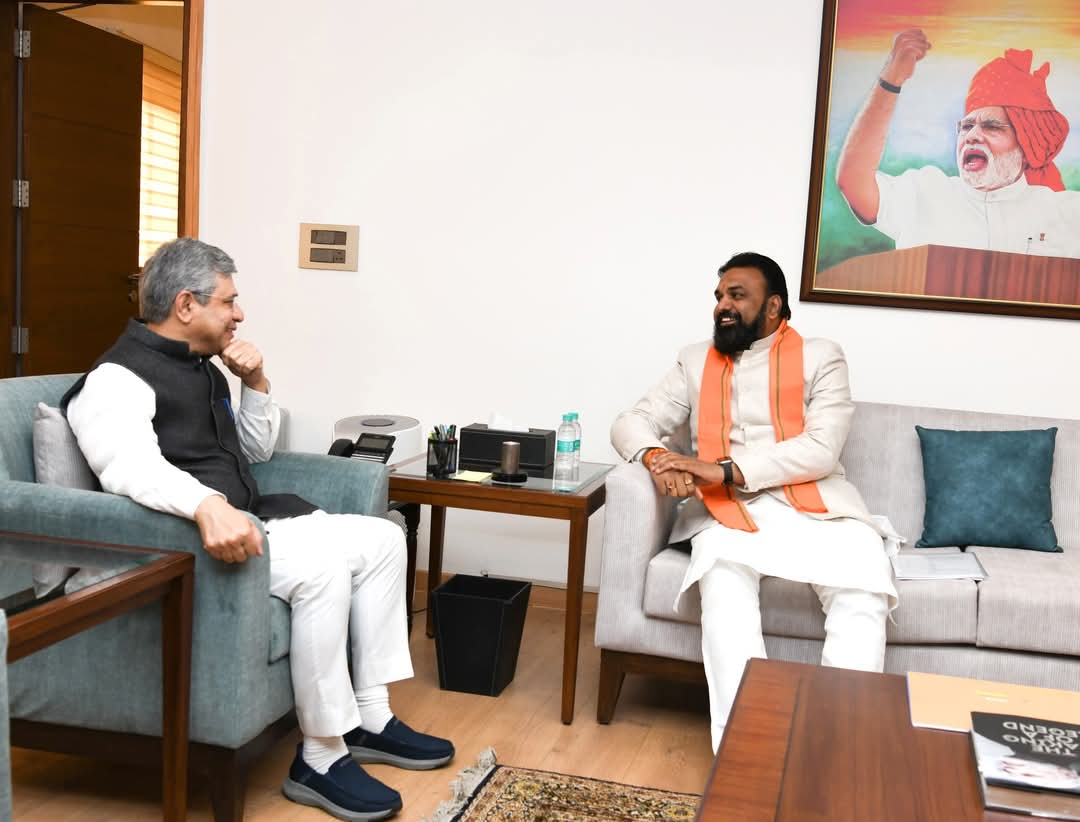 Teamsamrat4bjp's tweet photo. आज दिल्ली में माननीय केंद्रीय रेल मंत्री श्री @AshwiniVaishnaw जी से औपचारिक मुलाकात हुई।

उनसे बिहटा-औरंगाबाद के रेललाइन को शीघ्र आरंभ करने तथा सुल्तानगंज-देवघर रेलवे लाइन की स्वीकृति के लिए आग्रह किया। @samrat4bjp
#railway #Bihta #aurangabad #sultanganj #deoghar #NewBihar https://t.co/XH0DDrhVoq