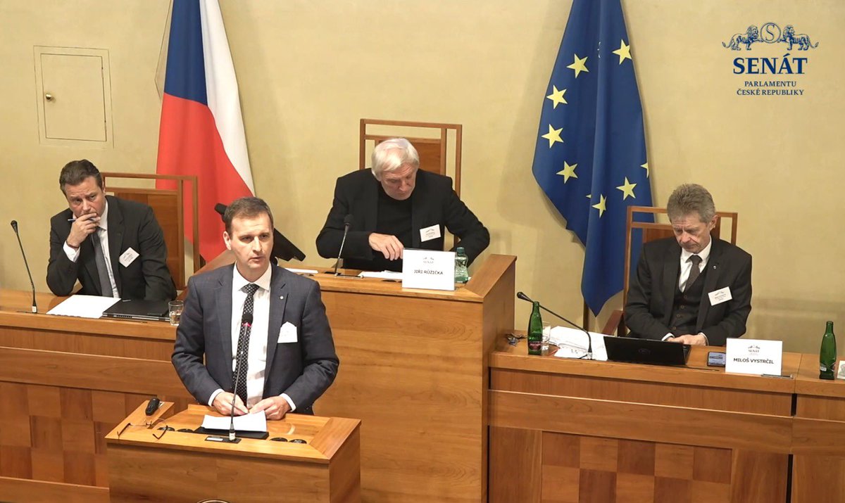 Asociace krajů České republiky (@asociacekraju) on Twitter photo Předseda Asociace krajů <a href="/HolisRadim/">Radim Holiš</a> dnes vystoupil v <a href="/SenatCZ/">Senát Parlamentu ČR</a>, kde vyjádřil nesouhlas hejtmanů s navrhovanou změnou financování nepedagogických pracovníků. Hejtmani návrhu vytýkají zejména jeho nesystémovost a nepřipravenost a za těchto podmínek ho většinově odmítají. Předseda Asociace krajů <a href="/HolisRadim/">Radim Holiš</a> dnes vystoupil v <a href="/SenatCZ/">Senát Parlamentu ČR</a>, kde vyjádřil nesouhlas hejtmanů s navrhovanou změnou financování nepedagogických pracovníků. Hejtmani návrhu vytýkají zejména jeho nesystémovost a nepřipravenost a za těchto podmínek ho většinově odmítají.