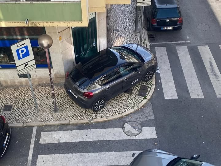 - Conseguiste arranjar lugar?
- Estacionei mesmo à porta!