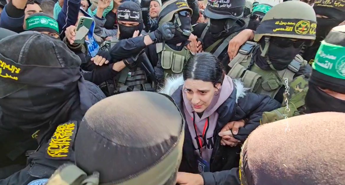 gordameir's tweet photo. Así trasladaban a Arbel Yehud a la Cruz Roja. Una turba de hombres contra una mujer indefensa, la insultan, buscan agredirla. Arbel fue secuestrada hace casi 16 meses, le mataron a su hermano y hasta al perro. Su novio sigue secuestrado. La torturaron hasta el último segundo. https://t.co/Uo1xqb4hPS
