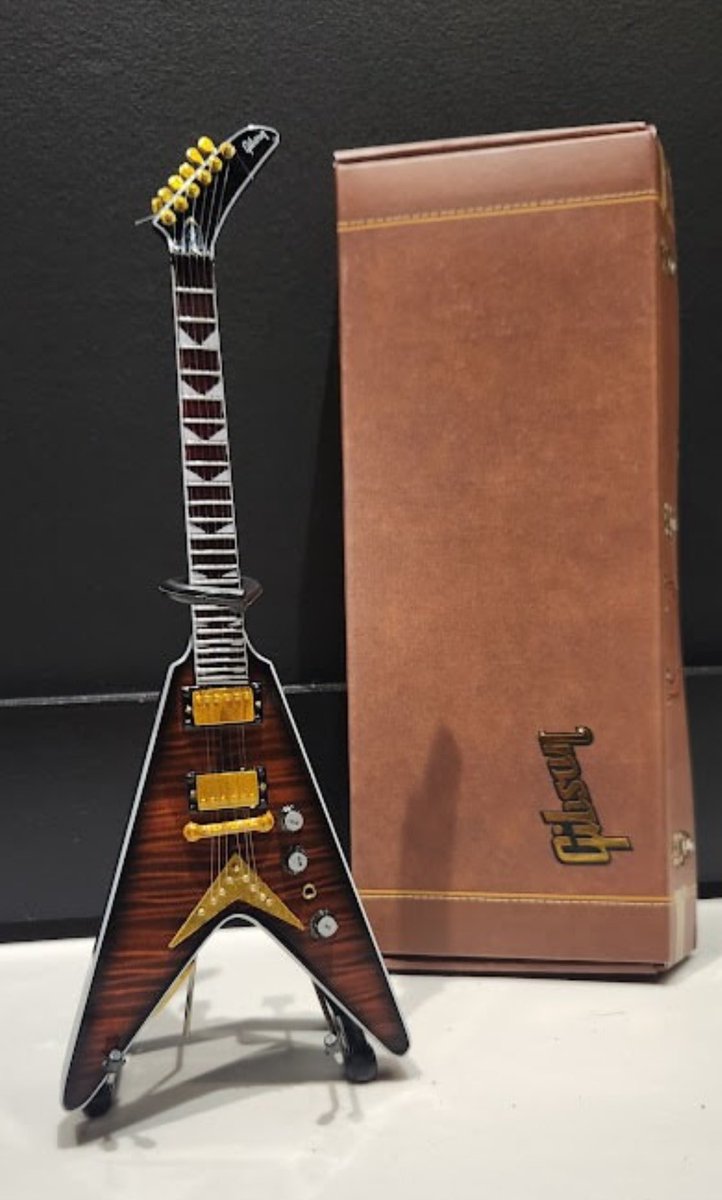 🚨 GIVEAWAY 🚨

<a href="/DaveMustaine/">Dave Mustaine</a> miniature SG replica!
Thanks <a href="/MegadethDigital/">Megadeth Digital</a> for the hookup!

To enter:
Like, retweet, tag a friend!
👍 ♻️ 🫂