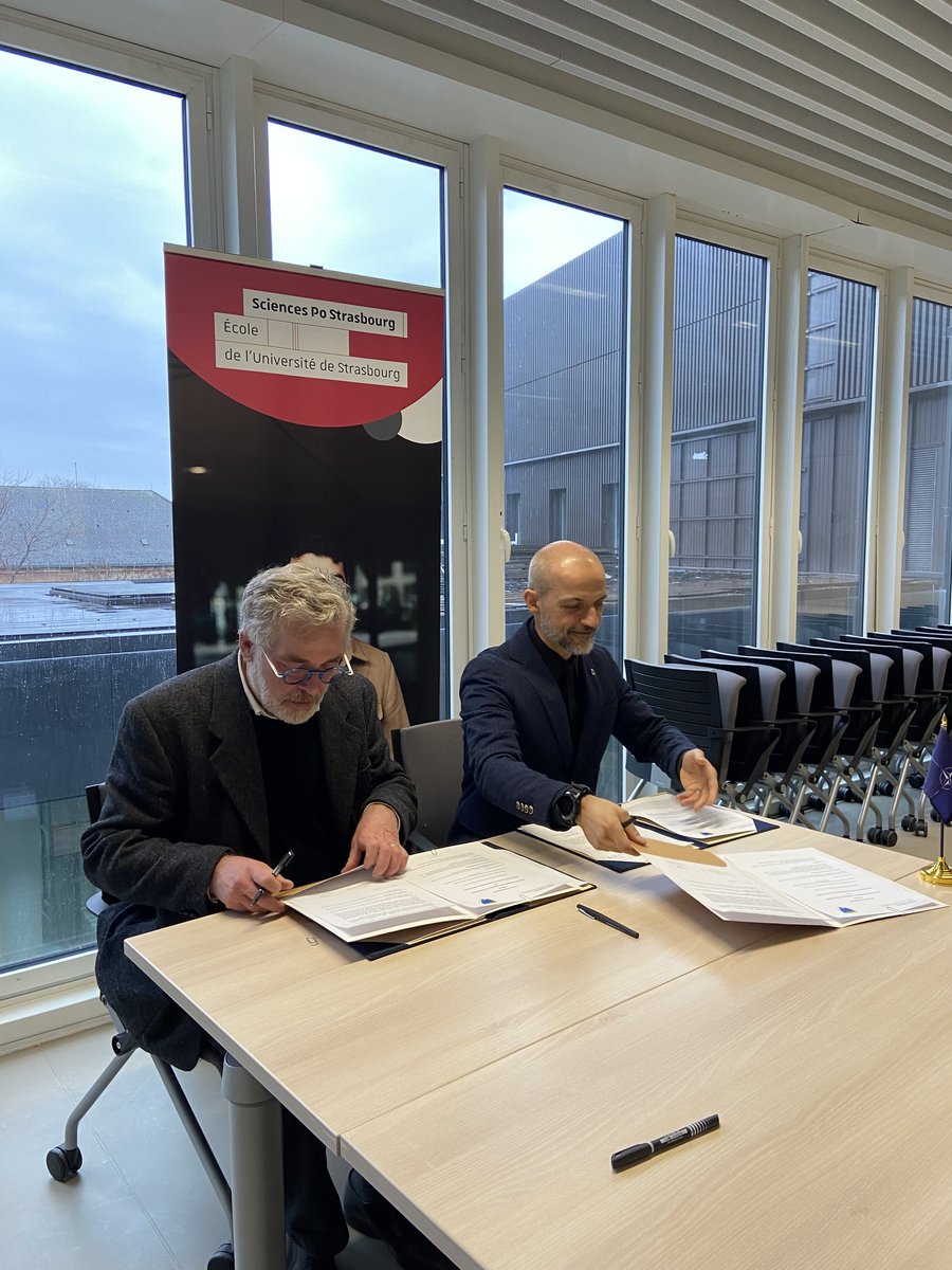 🤝Partenariat signé entre <a href="/ScPo_Strasbourg/">Sciences Po Strasbourg</a>
et le Centre d'excellence pour l'assistance aux forces de sécurité basé à Rome.  Organisme militaire international qui forme des spécialistes de pays membres de l'OTAN
<a href="/NATO/">NATO</a>  #Défense #SécuritéHumaine  #Professionnalisation #stages