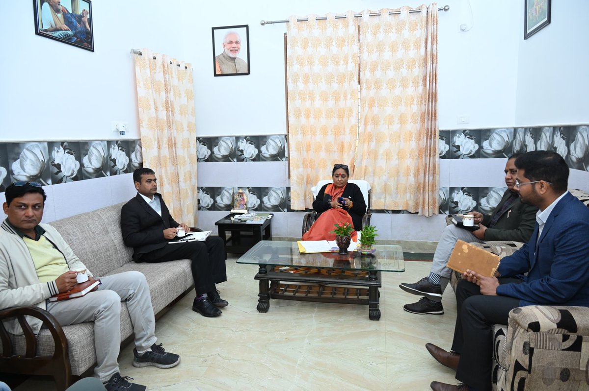 RituKhanduriBJP's tweet photo. कोटद्वार विधानसभा क्षेत्र के अंतर्गत विभिन्न विकास कार्यों की प्रगति की समीक्षा हेतु आज कोटद्वार स्थित आवास में अधिकारियों के साथ बैठक की।

बैठक के दौरान यह सुनिश्चित किया गया कि सभी विकास कार्य निर्धारित समयसीमा के भीतर पूर्ण हों और गुणवत्ता में कोई समझौता न हो। हर विभाग को अपने कार्यों की नियमित समीक्षा करने और जनता की समस्याओं का शीघ्र समाधान करने के निर्देश दिए गए।