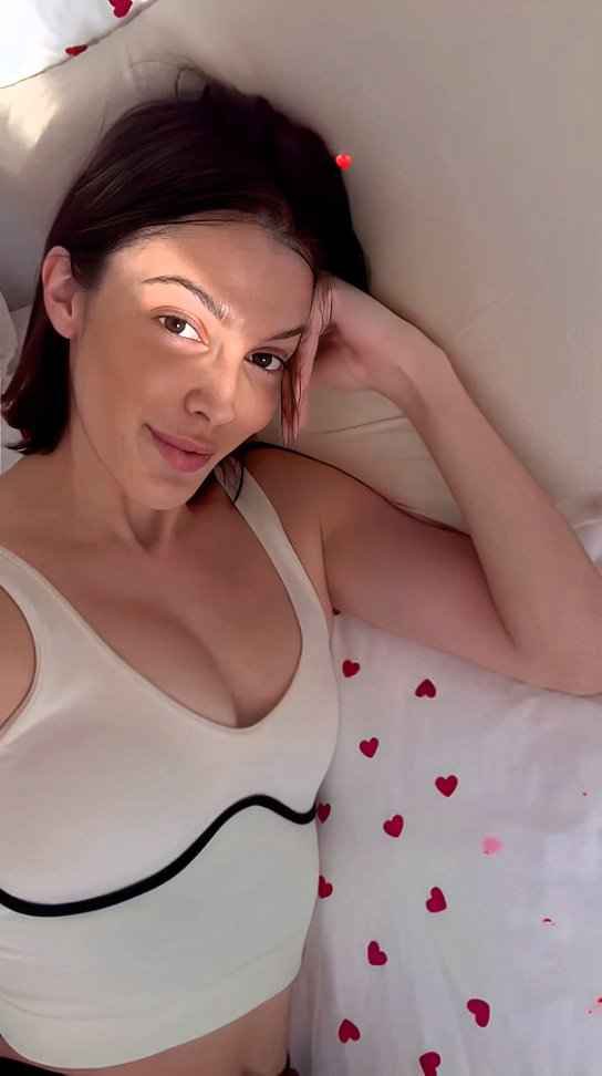 FrInfluenceuse's tweet image. iris mittenaere ✨