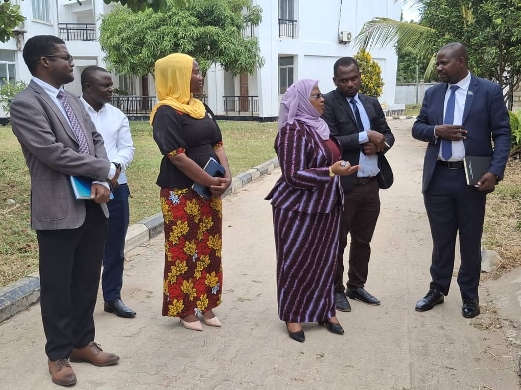 DsfaFishing's tweet photo. Waziri wa Mifugo na Uvuvi Mhe. Dkt. Ashatu Kijaji amefanya ziara katika Mamlaka ya Kusimamia Uvuvi wa Bahari Kuu (DSFA) na kuzungumza na watumishi wa mamlaka hiyo. Mhe. Dkt. Kijaji amewataka watumishi wa DSFA kuongeza juhudi katika kufanya kazi ili kuengeza pato la nchi. https://t.co/itwac28DJ2