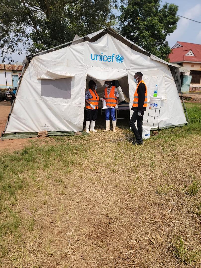 .<a href="/UNICEFTanzania/">UNICEF Tanzania</a> is on the ground and supporting the Government-led #Marburg outbreak response in #Kagera!

Pre-positioned supplies, including 4,000 protective coveralls for frontline healthcare workers. Water and sanitation items such as high-performance tents for screening