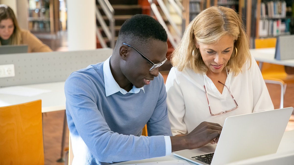 isstirling's tweet image. We have a team of librarians who are available to help and support students to find articles and books on your dissertation topic. Complete our form to request an appointment with a librarian: stir.ac.uk/3if. #StirDissertationWeek #StirFinalYear