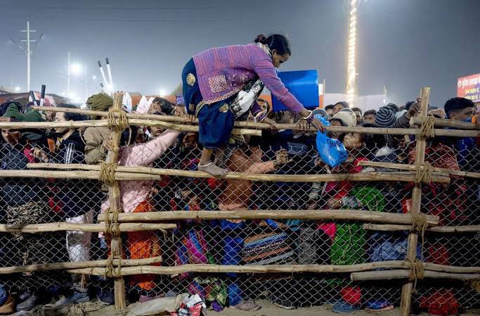 लंबी ग़ुलामी,ग़रीबी ने भारत की आम जनता को दयनीय स्थिति नियति मानना सीखा दिया।
जुगाड़ से काम चलाना,खतरों से खेलना पहले मजबूरी,फिर आदत और अब ऐब बन गई है ।कम किराए के लिए डग्गामार जीपों में भूसे की तरह भरकर जाने वाली जनता अपनी सुरक्षा की चिंता ही नहीं करती ।सावधानी,चेतावनी जैसे शब्द