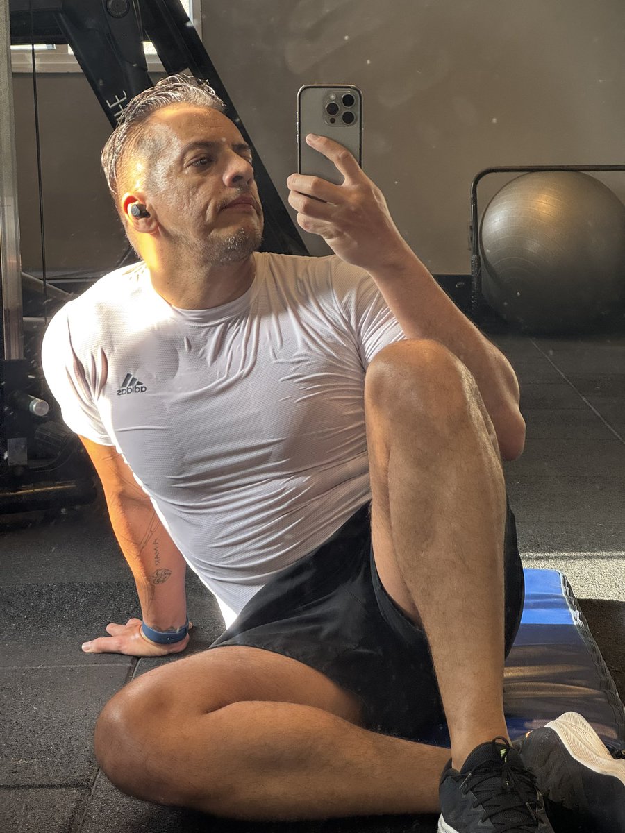 EdenSales's tweet photo. “A gente treina né viado?” #bomdia #gym https://t.co/uGkKsKBaBW