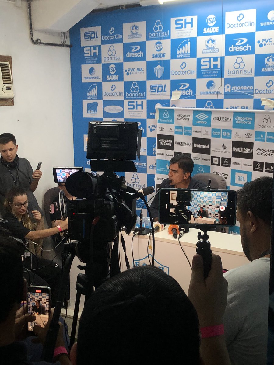 CanalEP_'s tweet photo. 🎙️ #tbt desta quarta-feira, 29/01, quando consegui reunir trabalho com diversão ⚽️ ao acompanhar a Duda no duelo entre Monsoon x Grêmio pelo Gauchão. 🎥👍 https://t.co/nO7I7po9B9