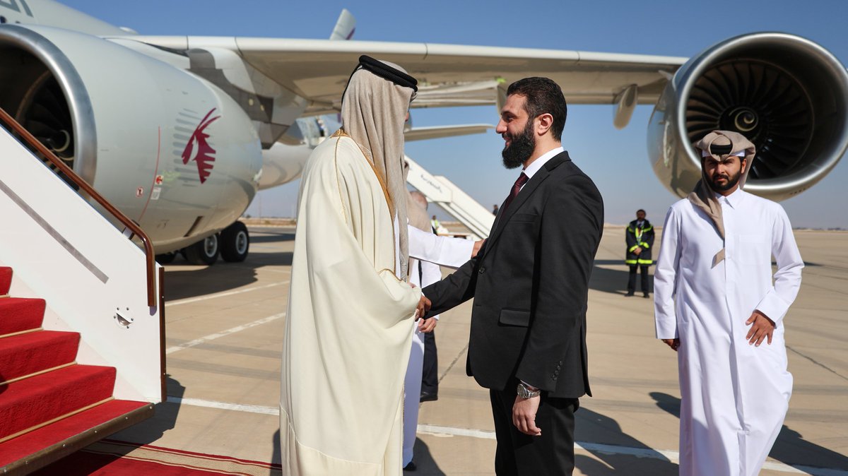 SyPresidency's tweet photo. رئيس الجمهورية العربية السورية السيد" أحمد الشرع" يستقبل أمير دولة قطر سمو الشيخ "تميم بن حمد آل ثاني" والوفد المرافق له في مطار دمشق الدولي بحضور رئيس الحكومة السيد "محمد البشير" ووزير الخارجية والمغتربين السيد "أسعد الشيباني" ووزير الدفاع اللواء المهندس "مرهف أبو قصرة" وعدد من المسؤولين

#رئاسة_الجمهورية_العربية_السورية