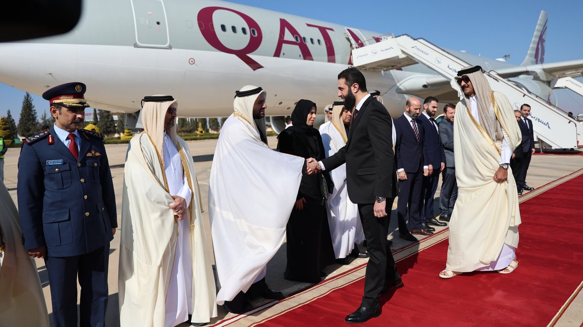 SyPresidency's tweet photo. رئيس الجمهورية العربية السورية السيد" أحمد الشرع" يستقبل أمير دولة قطر سمو الشيخ "تميم بن حمد آل ثاني" والوفد المرافق له في مطار دمشق الدولي بحضور رئيس الحكومة السيد "محمد البشير" ووزير الخارجية والمغتربين السيد "أسعد الشيباني" ووزير الدفاع اللواء المهندس "مرهف أبو قصرة" وعدد من المسؤولين

#رئاسة_الجمهورية_العربية_السورية