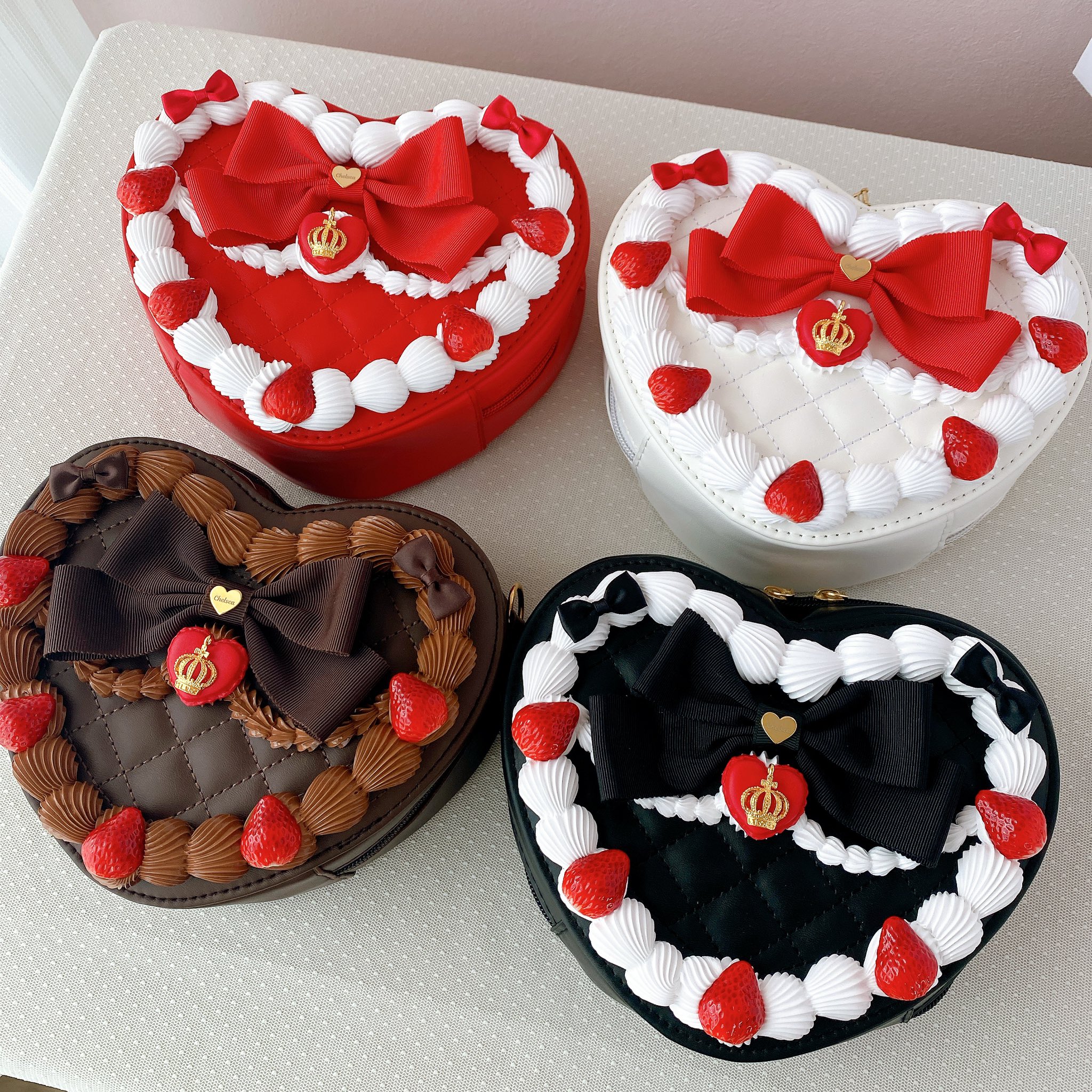 【新品未使用】 いちごケーキショルダーバッグ チェルシィ ハンドメイド いちごケーキショルダーバッグ◇赤×赤 | チェルシィ