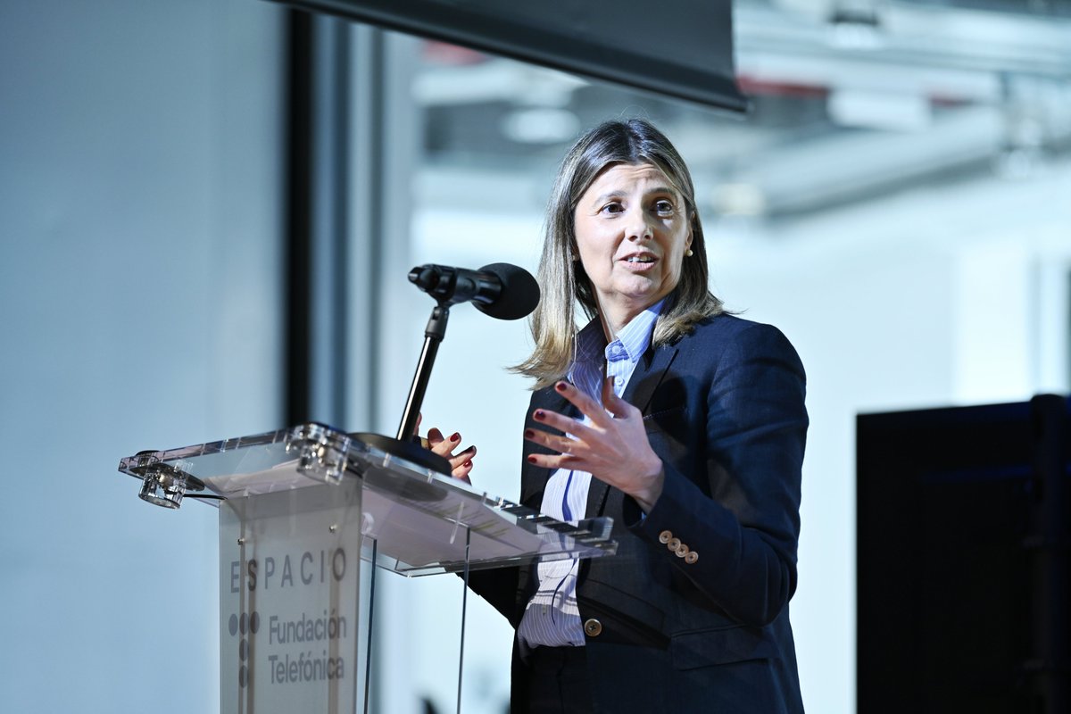 fundacionTef's tweet image. Continuamos con @CODIGOLEAL, vicepresidenta de @digitalforeu, que nos explica el entorno regulatorio que protege al menor y cómo los datos son un recurso clave que permite a las plataformas generar dependencia. 

🔴 youtube.com/watch?v=tydoHC…
#CongresoMenoresMundoDigital