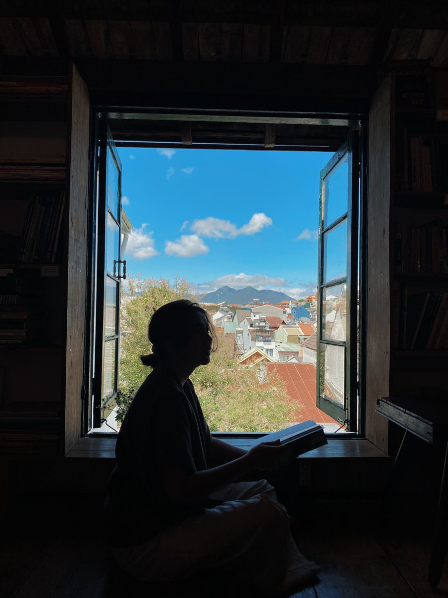 traveloka's tweet photo. 2️⃣ Quán Đương Cafe

Dari sekian banyak cafe, Quán Đương Cafe jadi salah satu favorit kami! Suasananya tenang, dan dari lantai dua, kita bisa menikmati pemandangan kota Da Lat yang indah banget 🌄 https://t.co/76R1czMs3v