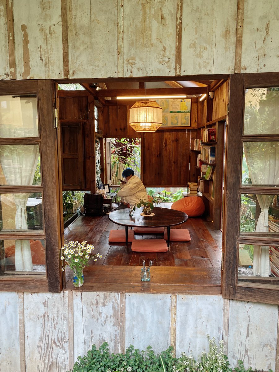 traveloka's tweet photo. 2️⃣ Quán Đương Cafe

Dari sekian banyak cafe, Quán Đương Cafe jadi salah satu favorit kami! Suasananya tenang, dan dari lantai dua, kita bisa menikmati pemandangan kota Da Lat yang indah banget 🌄 https://t.co/76R1czMs3v